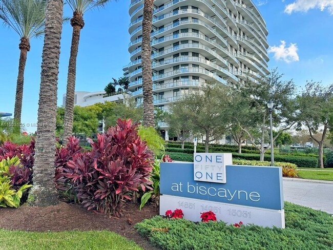 Foto del edificio - 15051 Royal Oaks Ln