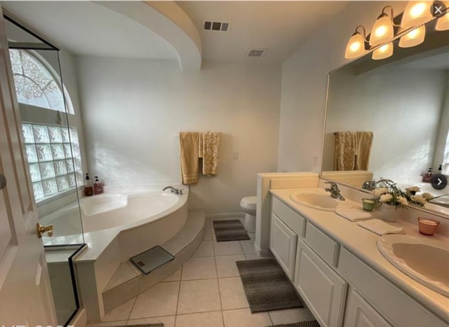 Building Photo - 1393 W Glassy Pond Ave