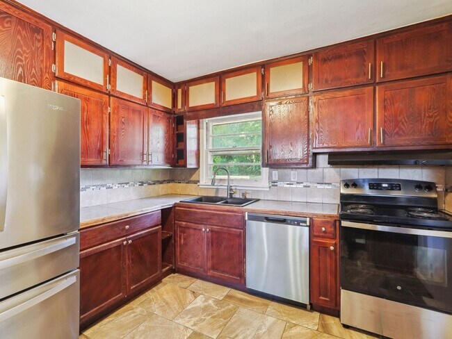 Building Photo - Pet Friendly 3 Bedroom/2 Bathroom Single F...