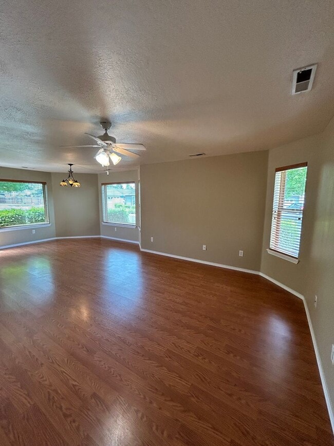 Building Photo - Coming Soon!!Three Bedroom for lease in Me...