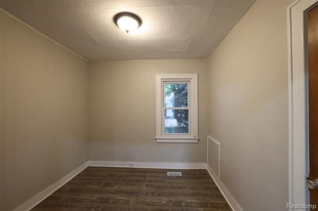 Building Photo - 353 W Bernhard Ave