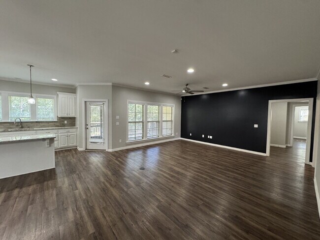 Building Photo - Available now FOR RENT in Dothan, AL!!