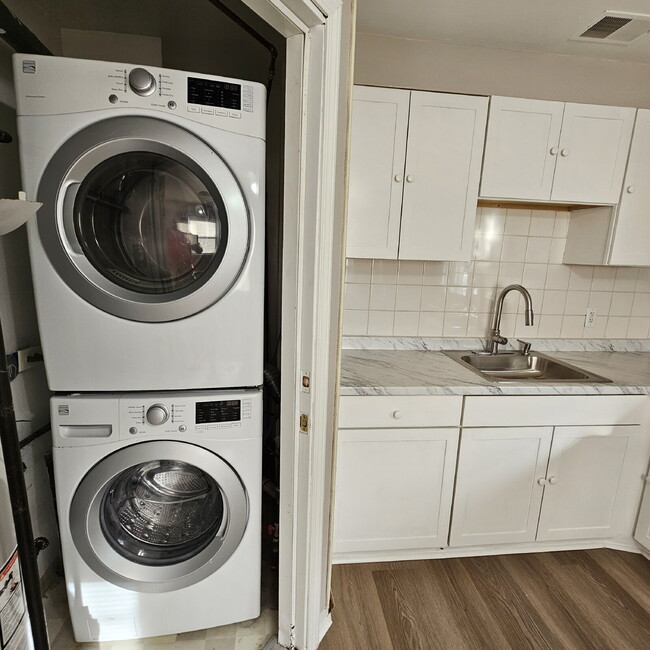 Building Photo - 3 Bedroom Bungalow w/ Updated Kitchen and Stainless-Steel Appliances. Spacious Living Room w/ Cei...