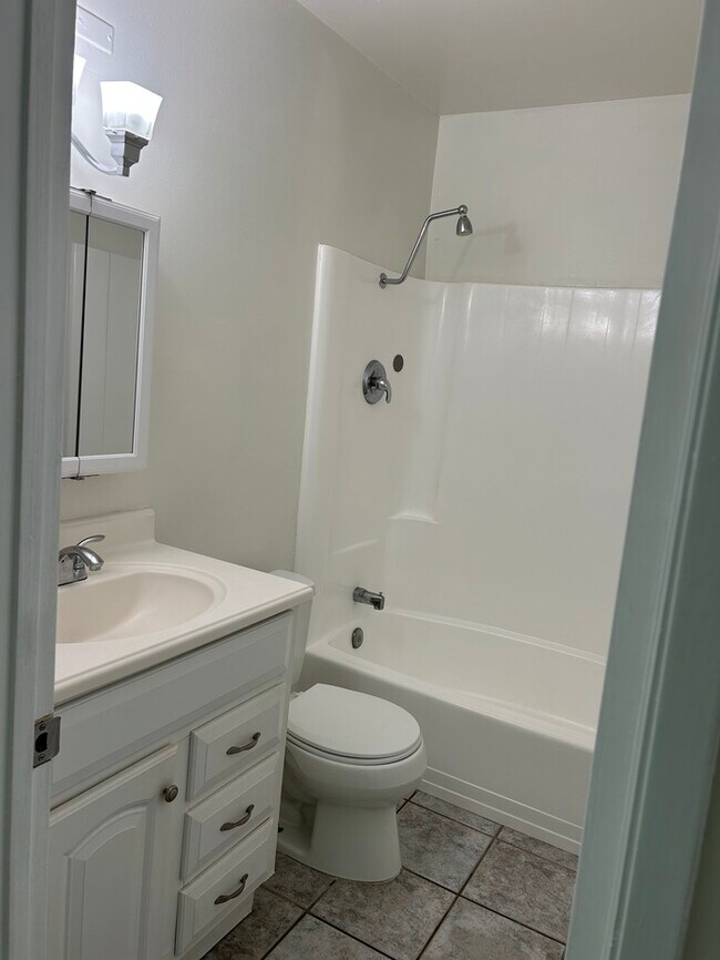 Foto del edificio - VERY NICE 2BD & 2.5BA CONDO IN PARAMOUNT