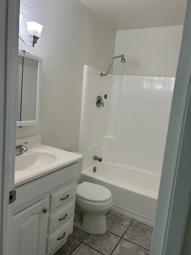 Building Photo - VERY NICE 2BD & 2.5BA CONDO IN PARAMOUNT