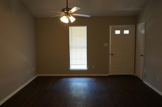 Foto del edificio - 6405 Collinwood Rd