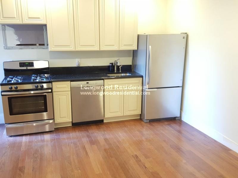 Primary Photo - 1676 Beacon St