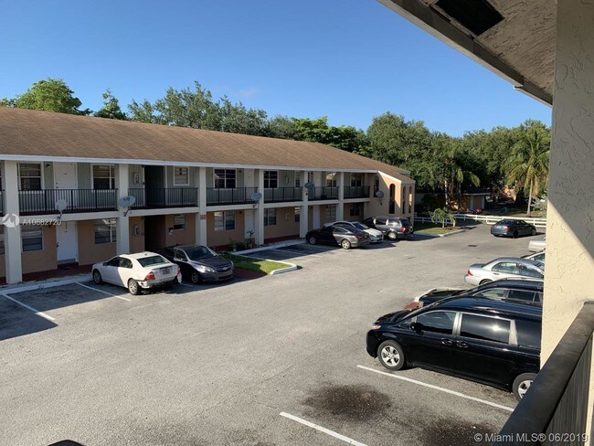 Building Photo - 3615 SW 52nd Ave