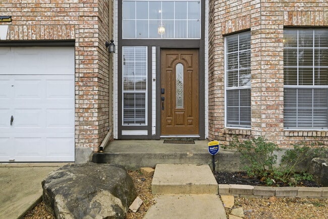 Building Photo - Modern Living Near UTSA/USAA: Quiet Cul-de-Sac with BONUS Space