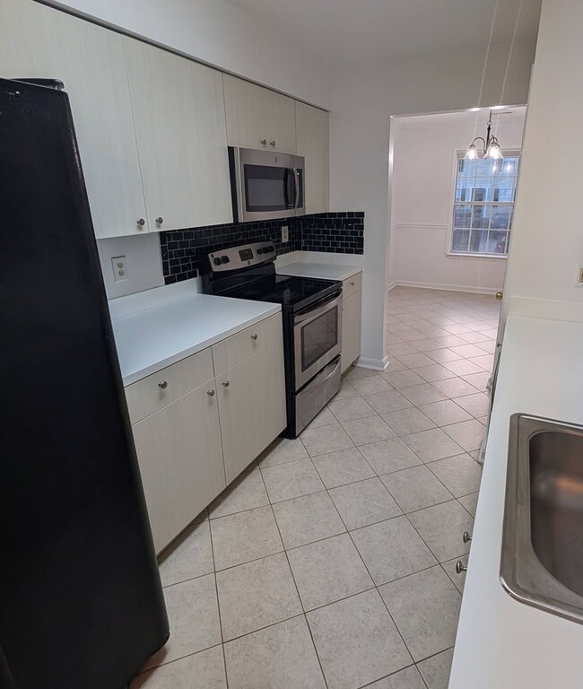 Building Photo - Available August 1, 2026 – Beautiful Townhome in Potomac Hills!