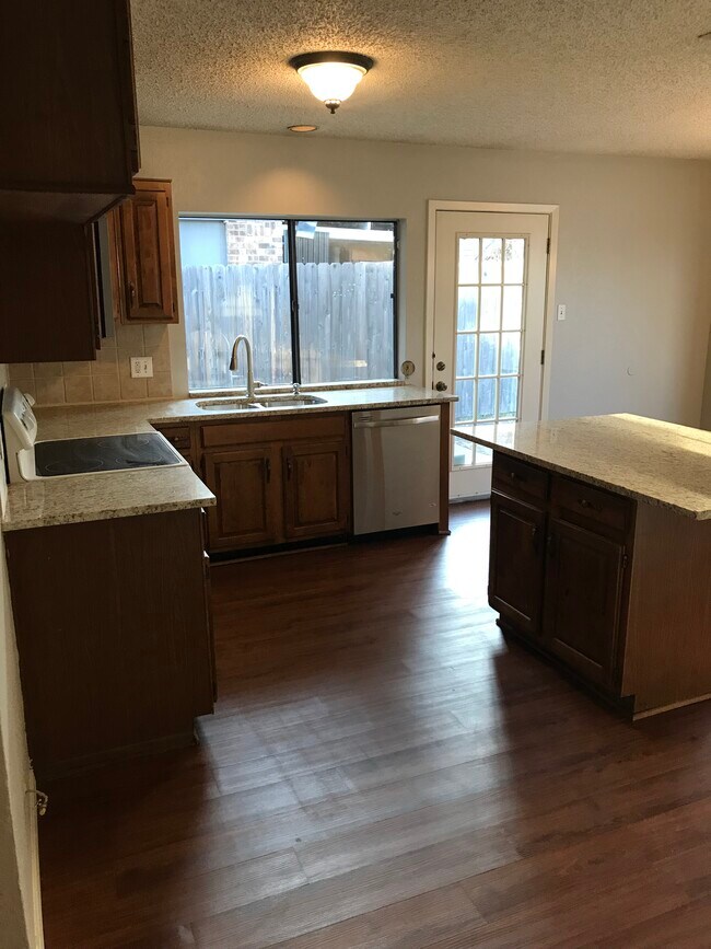 Kitchen - 1613 Culberson Dr