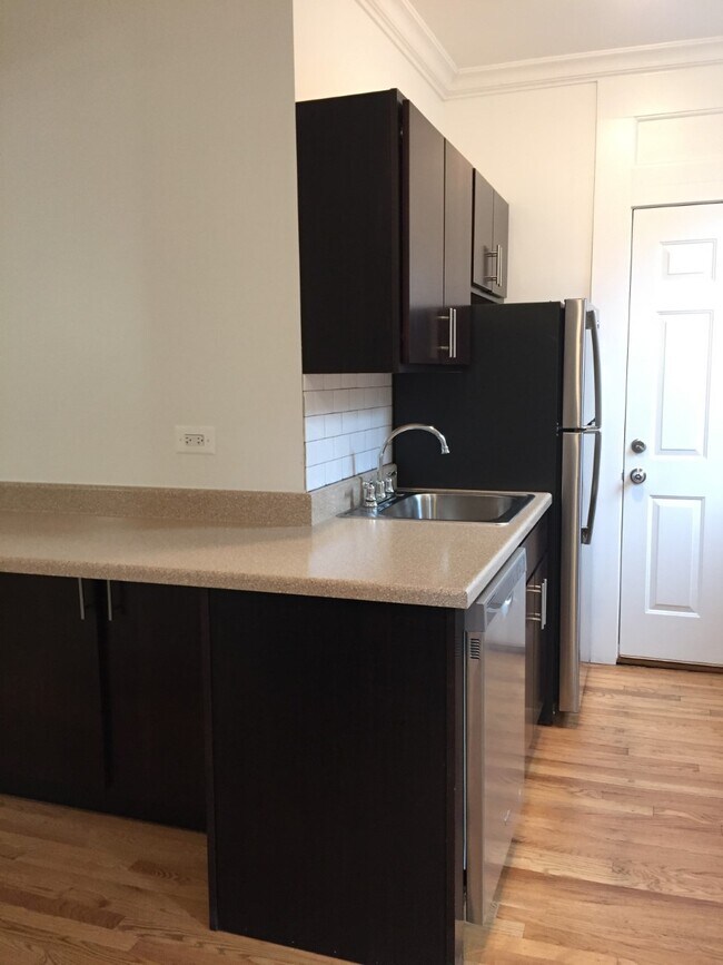 Building Photo - 5330 N Kenmore Ave