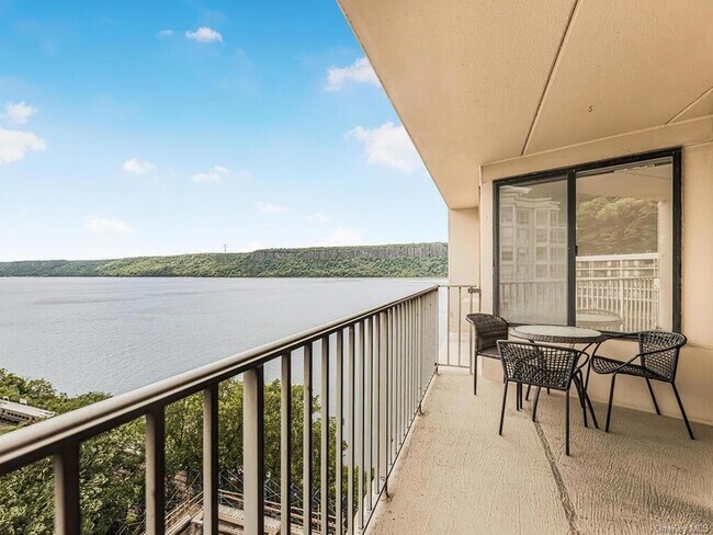 Foto del edificio - 1155 Warburton Avenue Unit 9R