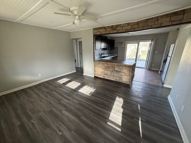 Building Photo - Spacious Roseville Three Bedroom home