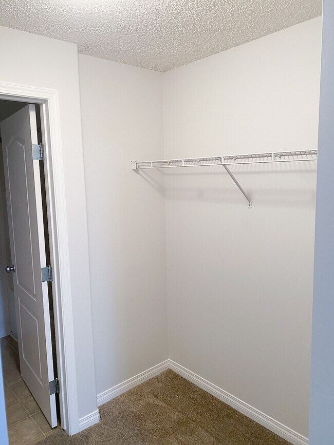 Building Photo - 3425-319 19 St NW