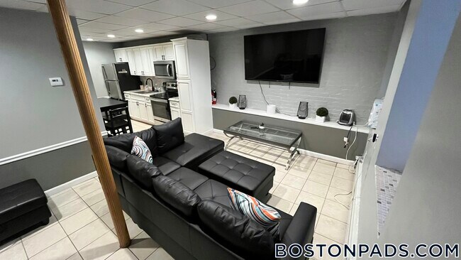 Building Photo - 1890 Beacon St