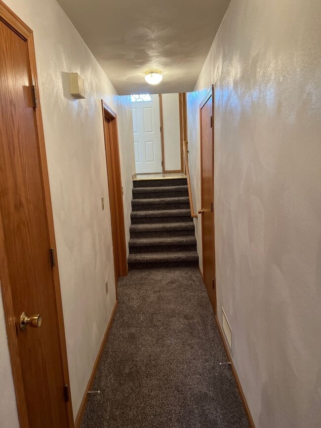 Building Photo - 732 Meadow Park Dr