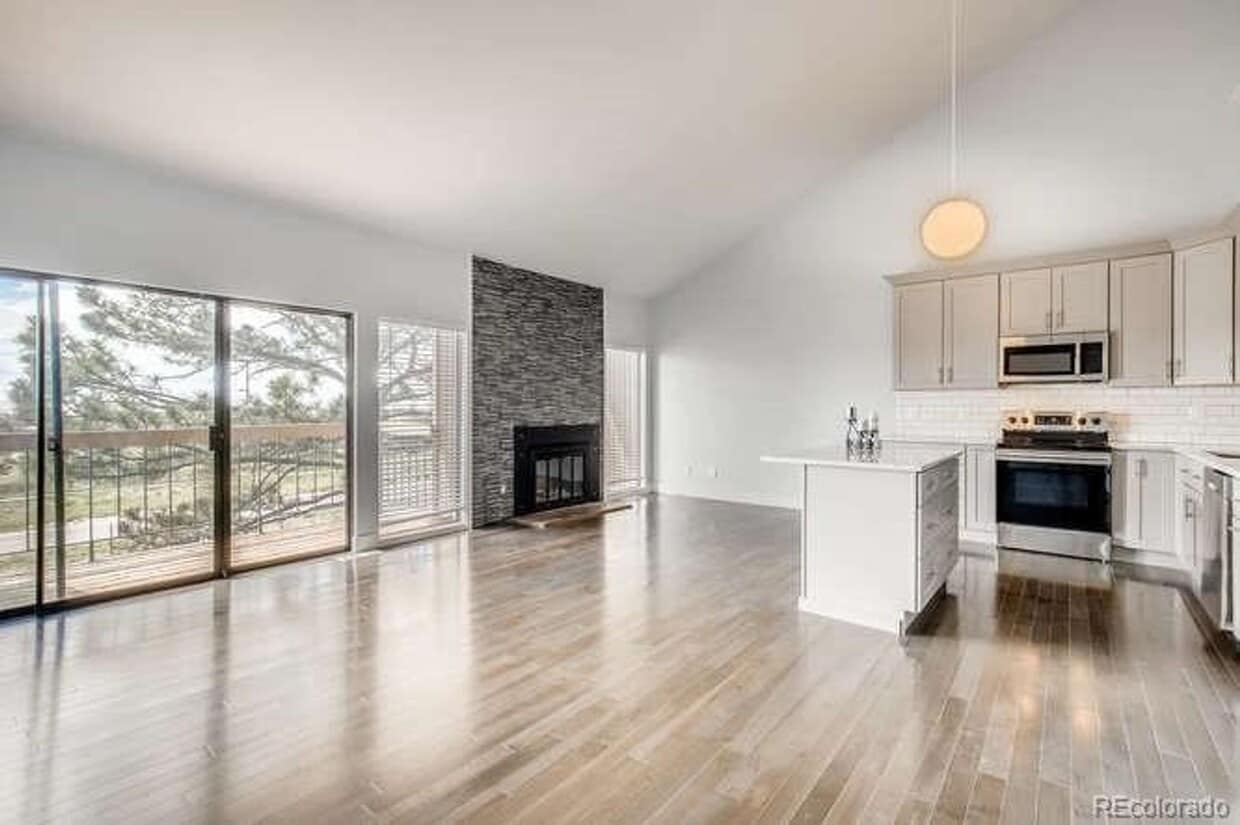 Beautifully Remodeled 3 bedroom Townhome in the Pinery. - Beautifully Remodeled 3 bedroom Townhome in the Pinery.