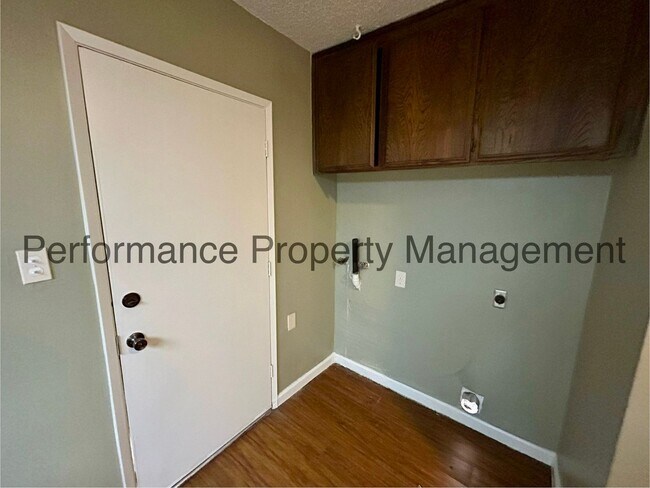 Foto del edificio - Cute 3 Bed/1 Bath SE Bakersfield Home w/ S...