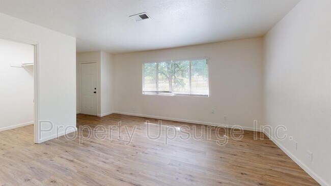 Building Photo - 2061 Rosamond Ave