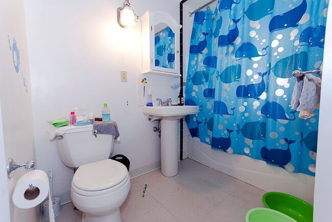 Building Photo - Upperfloor 2-bedroom apartment * next-door to BU