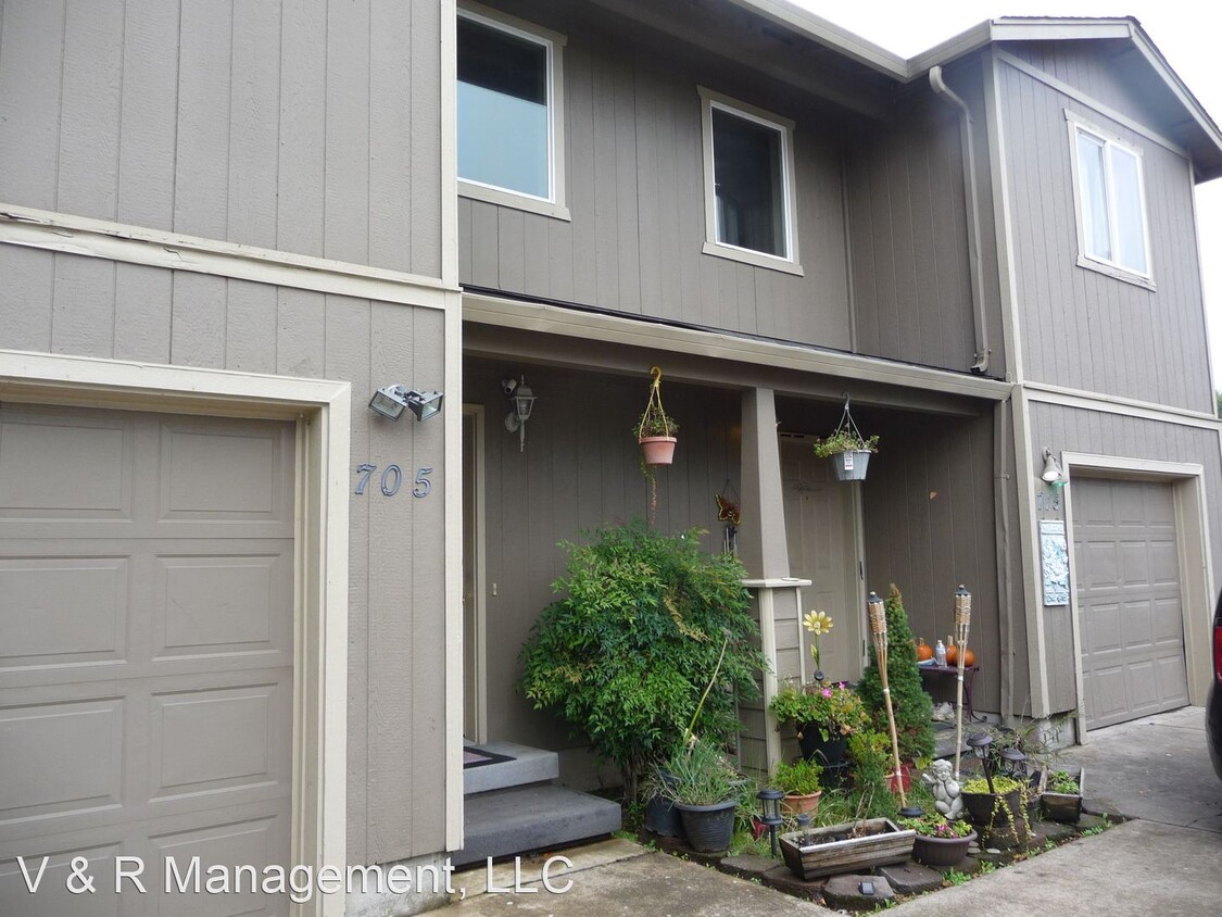 Primary Photo - 3 br, 1.5 bath House - 705 Yellow Bird Ln NE