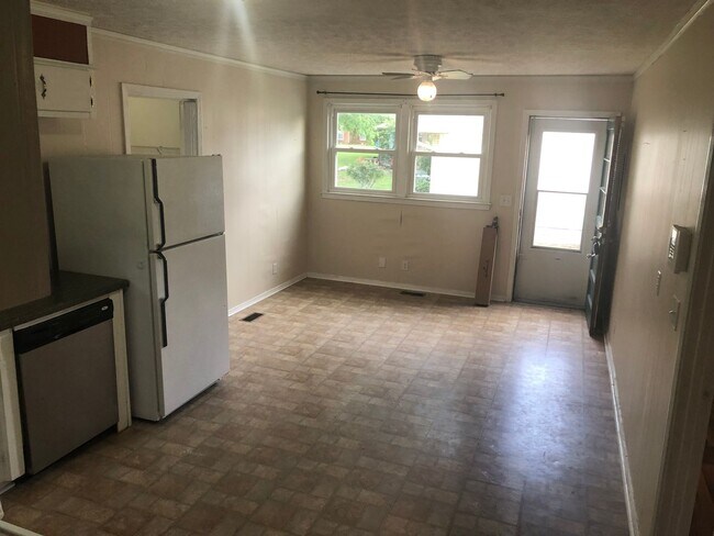 Building Photo - For Lease - 3 Bed, 1 Bath, 1150sqft Single...