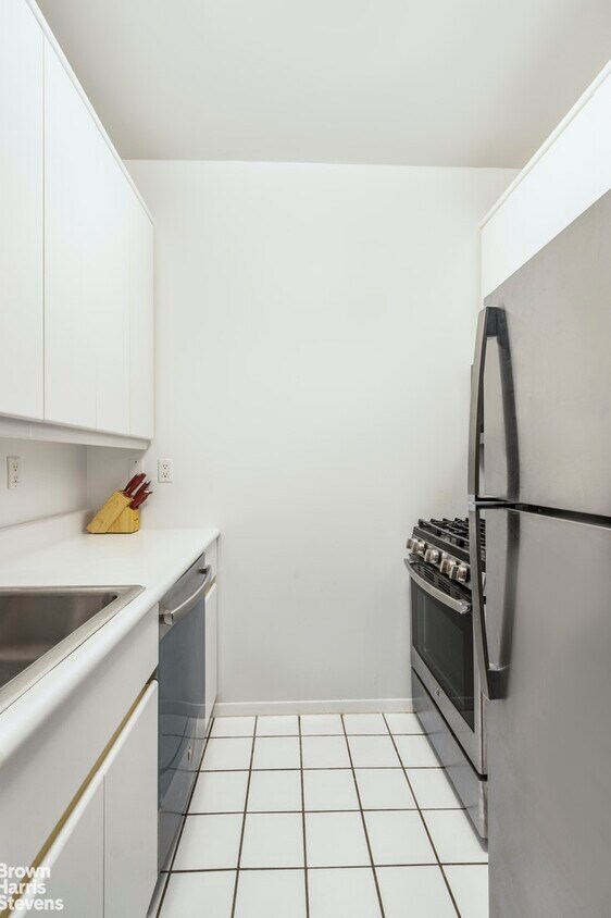Building Photo - 205 E 68th St
