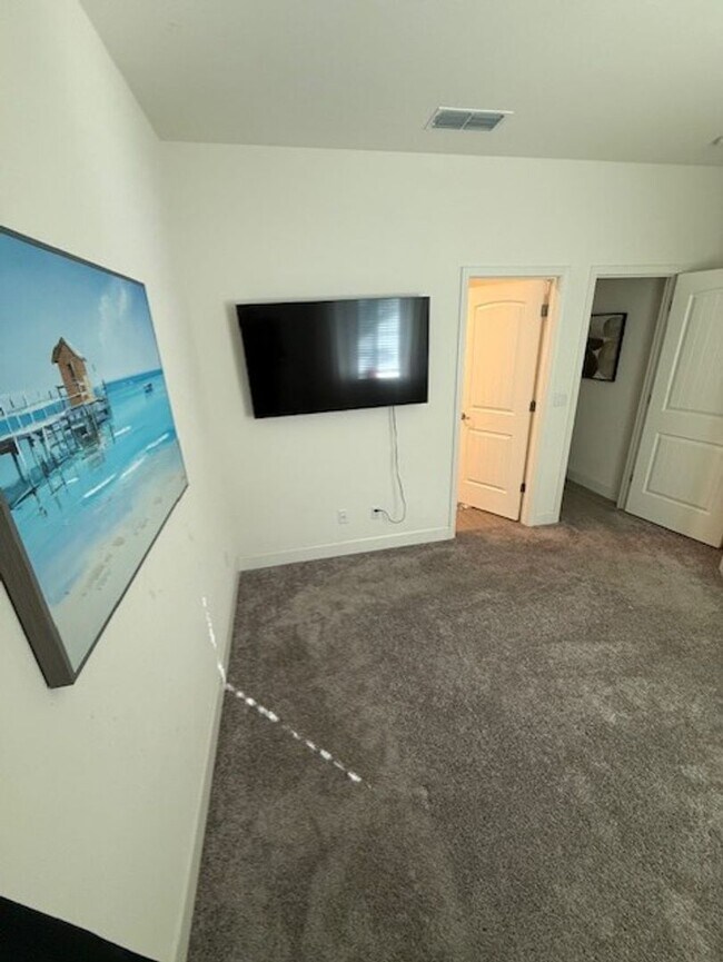 Foto del edificio - 6041 Oberlander Dr
