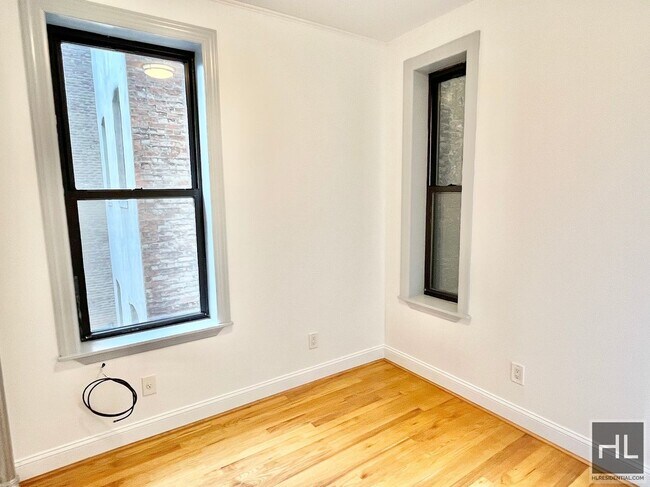 Building Photo - Flex 3 bedroom in the most spectacular str...