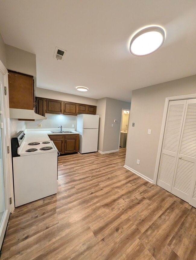 Building Photo - 733 Branniff Dr