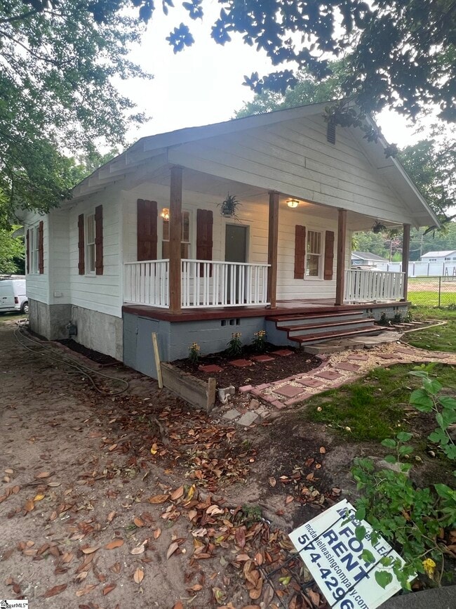Building Photo - 779 Saxon Ave