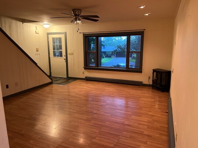 Building Photo - 315 Valley View Dr N
