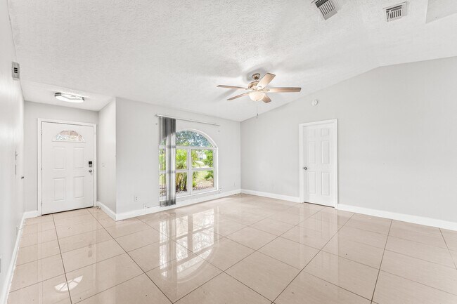 Foto del edificio - 474 SW Exmore Ave