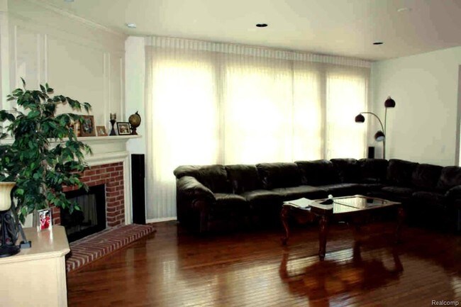 Building Photo - 44576 White Pine Cir W