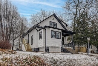 Building Photo - 818 S 31st St