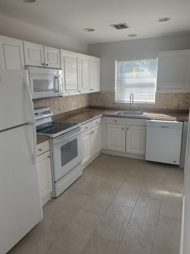 Building Photo - 12173 Colony Ave