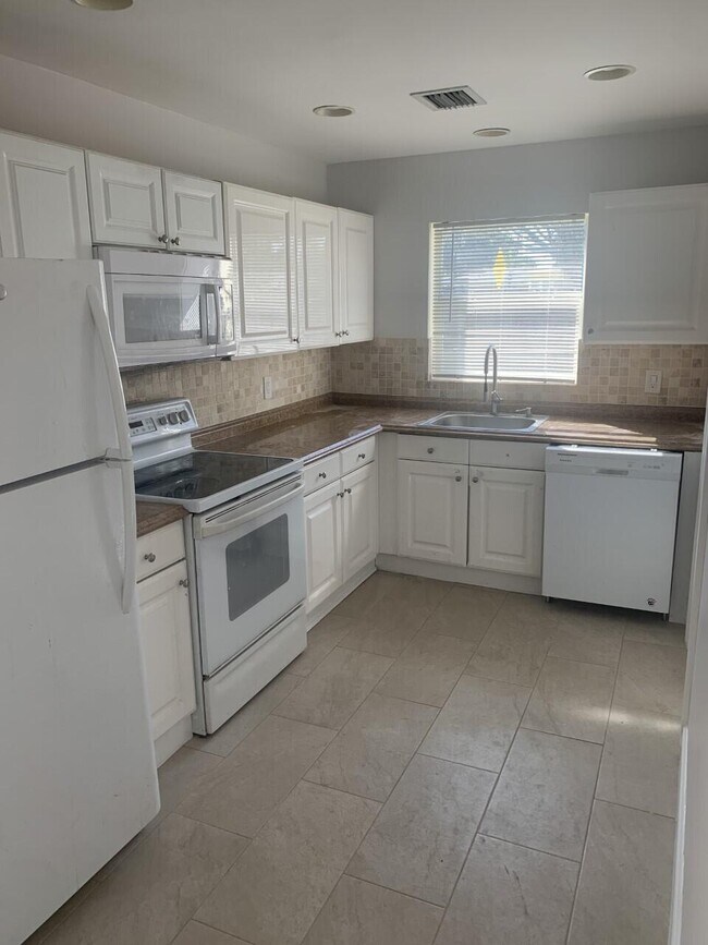Foto del edificio - 12173 Colony Ave