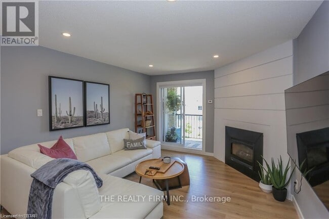 Building Photo - 735 Deveron Crescent