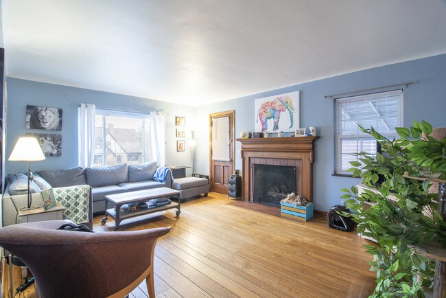 Living Room - 3159 Bellewood Ave