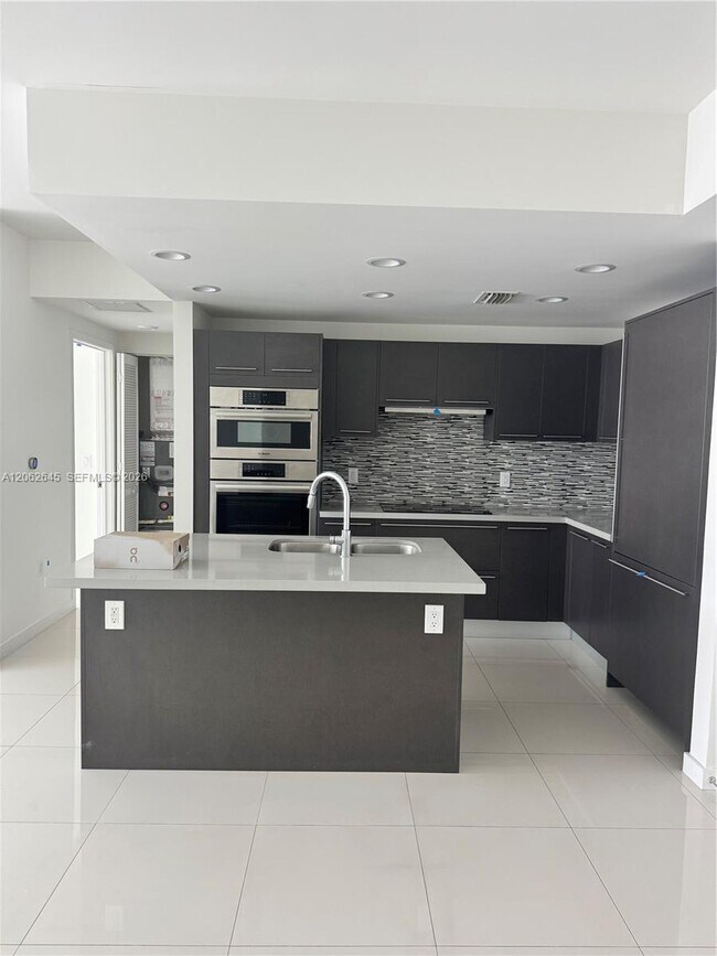 Foto del edificio - 7825 NW 107th Ave