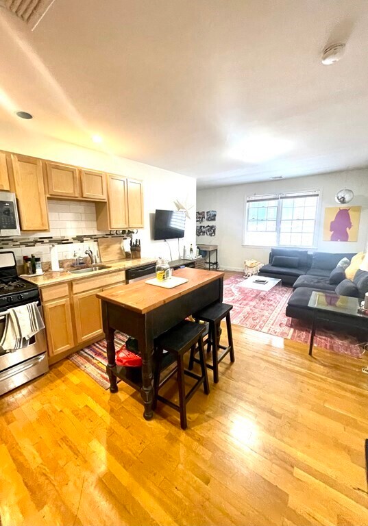 Foto principal - 394 W Broadway