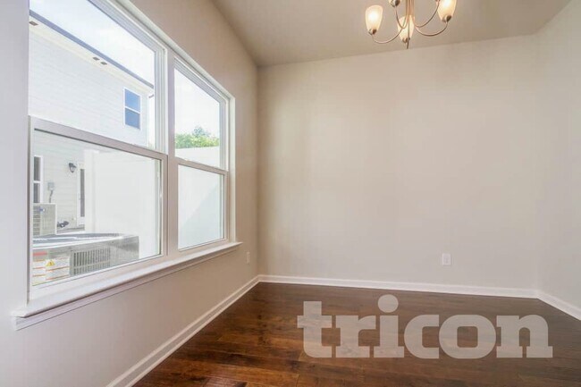 Foto del edificio - 406 Riverwood Ct