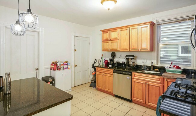 Building Photo - SIX BED IN MISSION HILL!!!! 6BED!!!