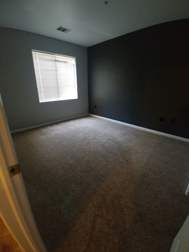 Master bedroom - 9390 W Chatfield Pl