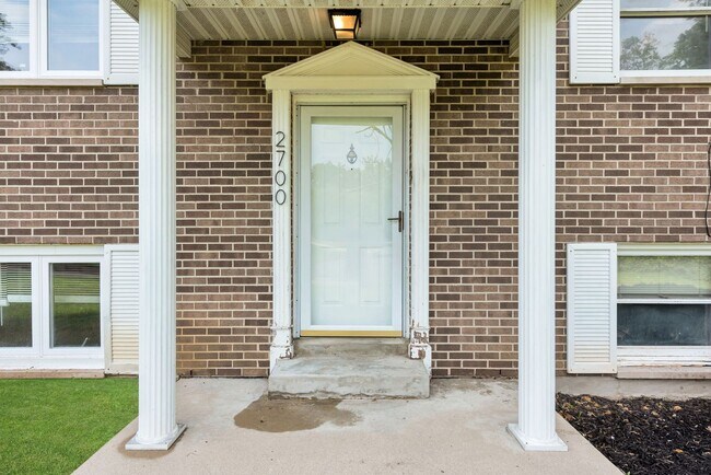 Foto del edificio - 2700 Queenswood Dr