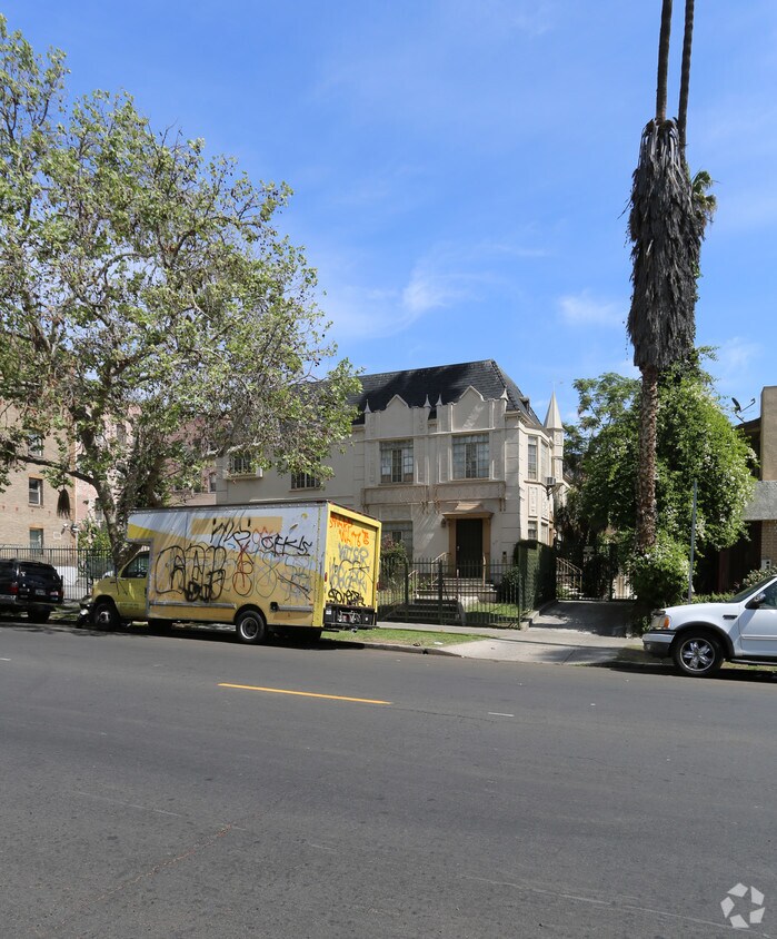 Building Photo - 414 S Kenmore Ave