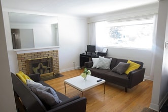 Building Photo - 158 Meadowlands Dr W