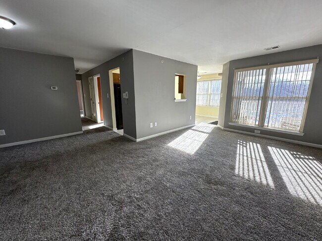 Foto del edificio - COMING SOON! Top Floor Condo in Hampstead