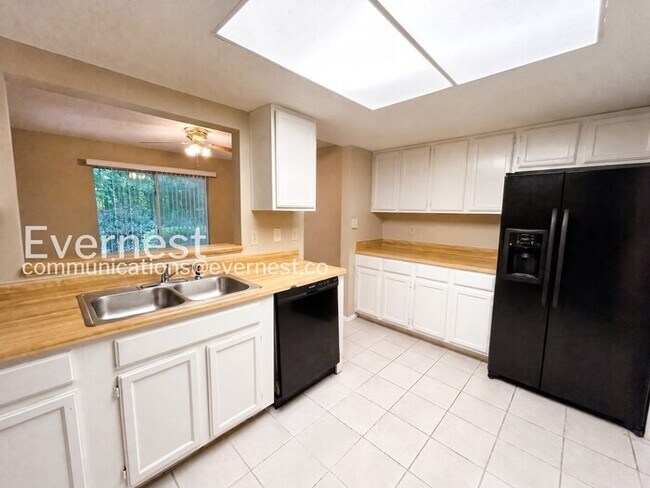 Foto del edificio - Spacious 2 Bed, 2 Bath Condo with Modern Amenities / No Pets Allowed / Available No!